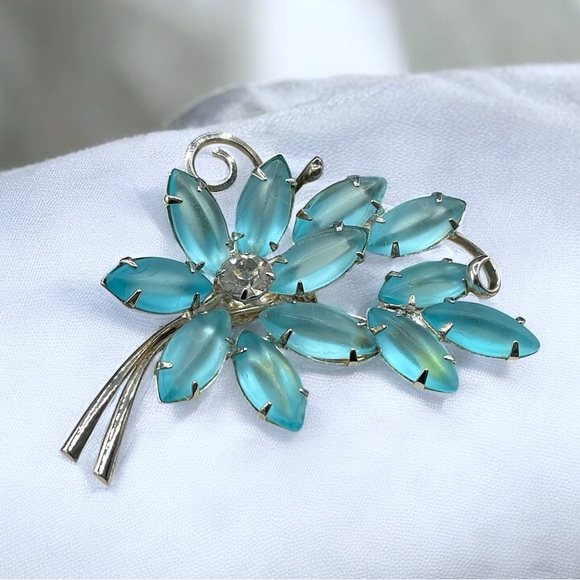Vintage Jewelry - 🌺Elegant Silver and Blue Floral Brooch